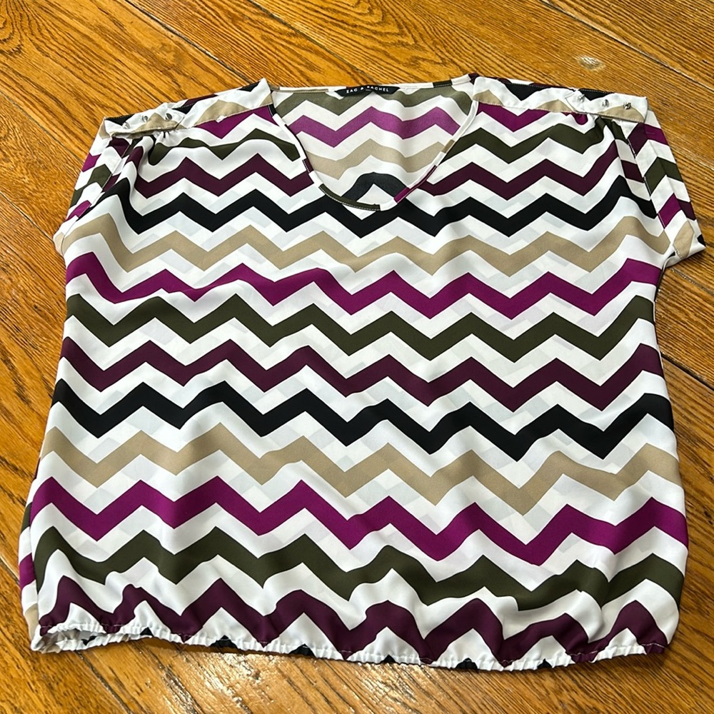 Zac & Rachel Chevron short sleeve blouse. Size XL. Great condition.